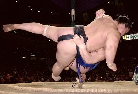 Asashoryu suffers 1st loss at New Year sumo tournament